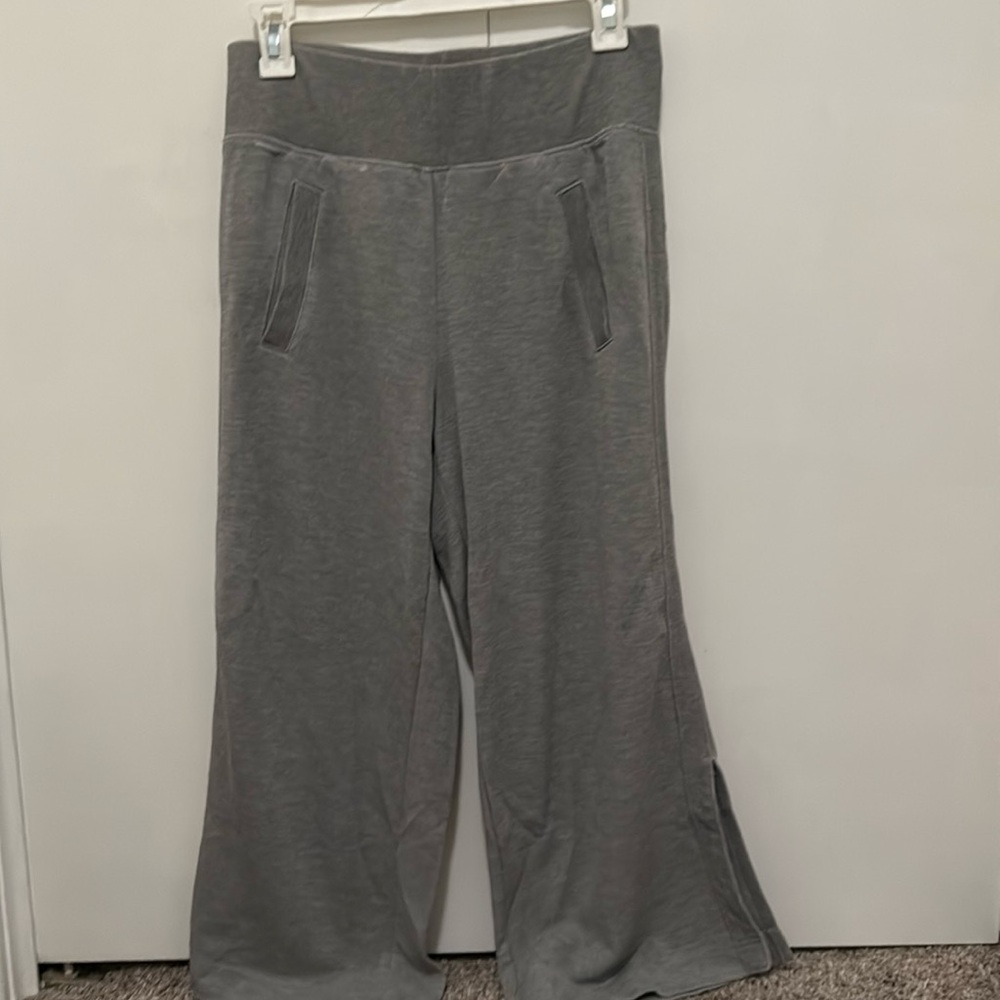 Athleta Wide Leg Capri Athletic Pants in Grey, Size Small